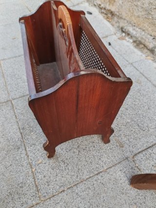 Perchero de madera con revistero