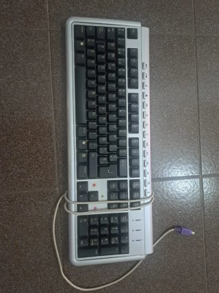 Monitor pantalla negra mate con teclado.