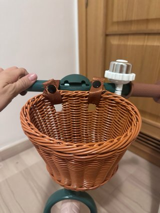Bicicleta infantil con cesta y timbre