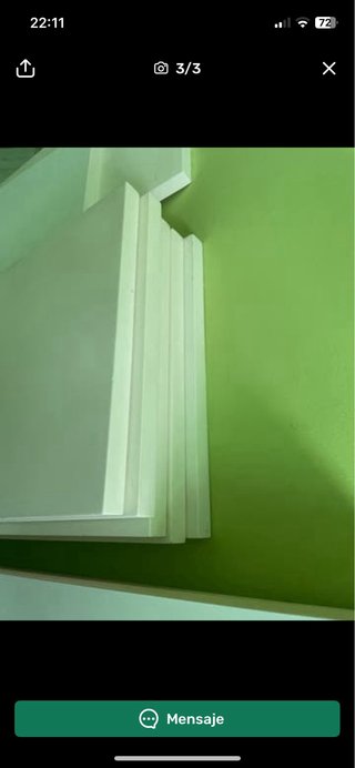 Estanterías blancas con escuadras fuertes