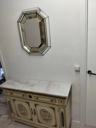 Armario buffet beige y dorado con mármol