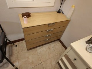 Cómoda de madera con cajones