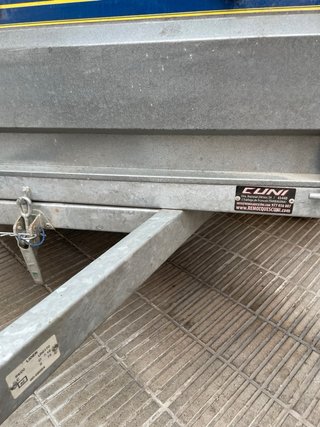 Remolque Cuni 750kg + rampas  subida + documentos