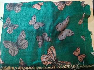 Pañuelo verde con estampado de mariposas