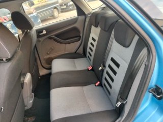 Ford.  Focus  2010