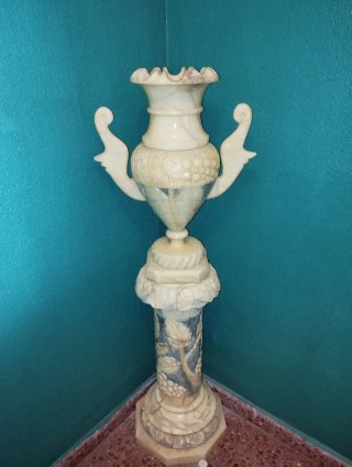 Jarrón de Mármol con Pedestal