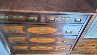 Cómoda antigua de madera con detalles dorados