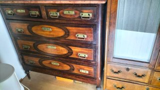 Cómoda antigua de madera con detalles dorados