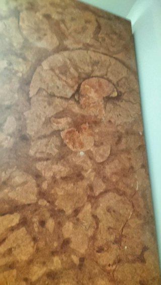 Cómoda antigua de madera con detalles dorados