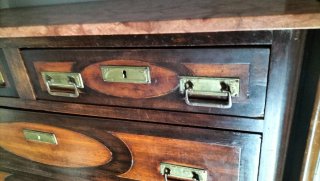 Cómoda antigua de madera con detalles dorados
