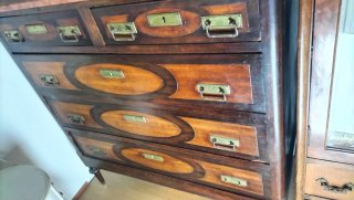 Cómoda antigua de madera con detalles dorados