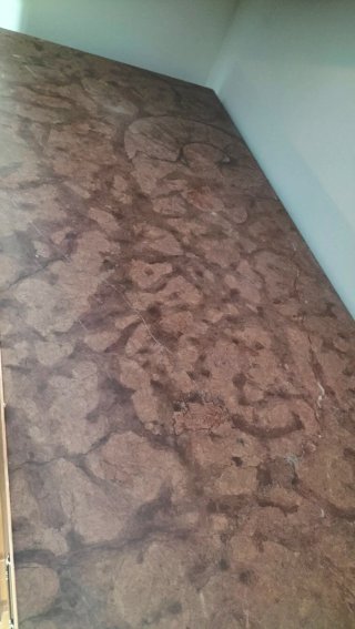 Cómoda antigua de madera con detalles dorados