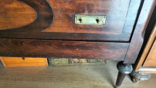 Cómoda antigua de madera con detalles dorados