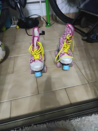 Pattini a rotelle rosa con design zebra