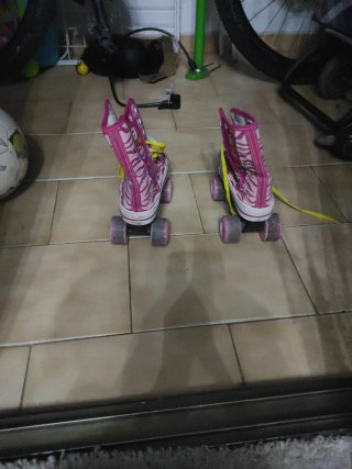 Pattini a rotelle rosa con design zebra