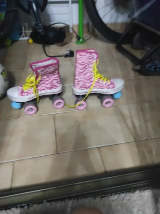 Pattini a rotelle rosa con design zebra