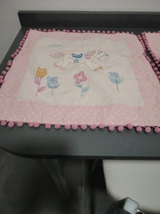 Fundas Cojín Infantil Rosa y Blanco con pompones