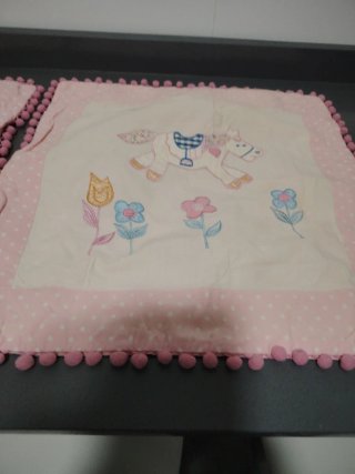 Fundas Cojín Infantil Rosa y Blanco con pompones