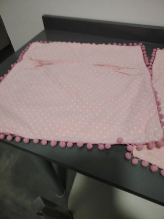 Fundas Cojín Infantil Rosa y Blanco con pompones
