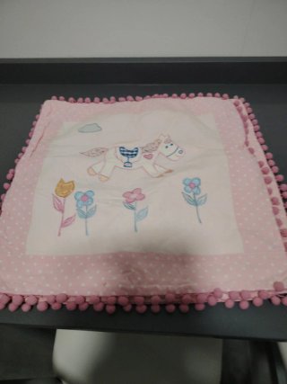 Fundas Cojín Infantil Rosa y Blanco con pompones