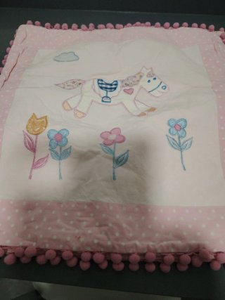 Fundas Cojín Infantil Rosa y Blanco con pompones