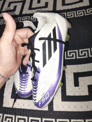 Zapatillas de fútbol blancas y moradas
