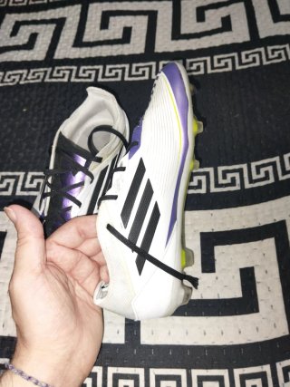Zapatillas de fútbol blancas y moradas