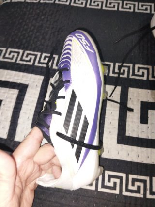 Zapatillas de fútbol blancas y moradas
