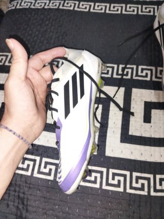 Zapatillas de fútbol blancas y moradas