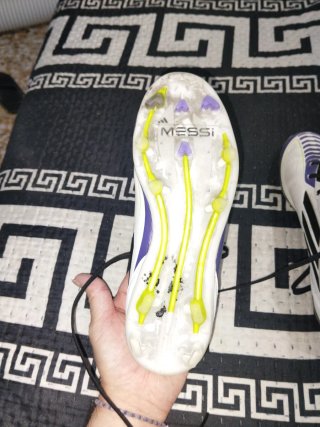 Zapatillas de fútbol blancas y moradas