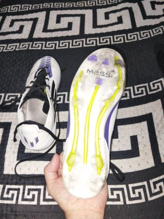 Zapatillas de fútbol blancas y moradas