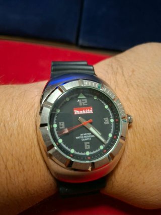 Reloj Makita Negro y Plateado