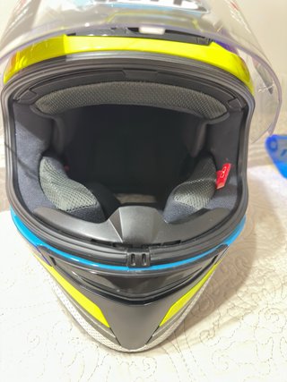 Casco de moto integral amarillo y azul