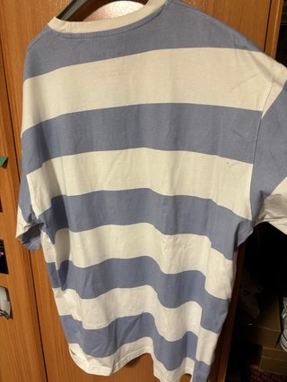 Camiseta de rayas azul y blanco
