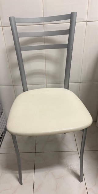 Sillas de cocina y taburete metálico