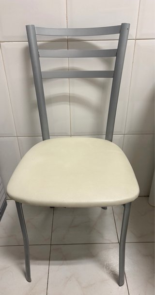 Sillas de cocina y taburete metálico