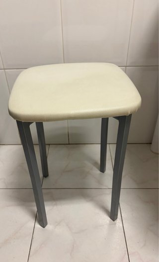 Sillas de cocina y taburete metálico