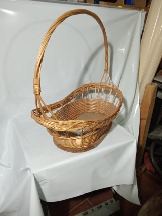 Cesta de mimbre con asa