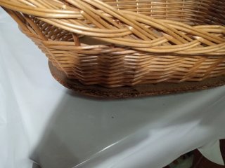 Cesta de mimbre con asa