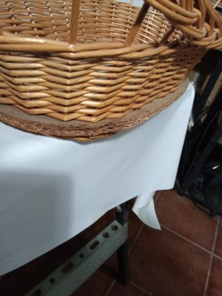 Cesta de mimbre con asa