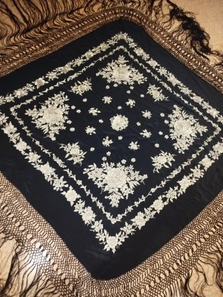 Mantón de Manila bordado negro y blanco