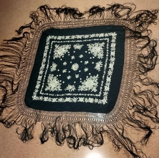 Mantón de Manila bordado negro y blanco