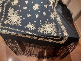 Mantón de Manila bordado negro y blanco