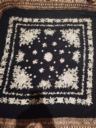 Mantón de Manila bordado negro y blanco