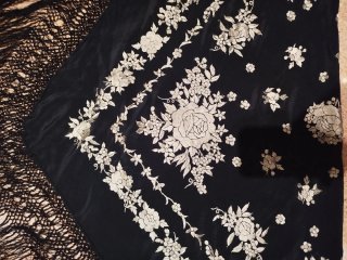 Mantón de Manila bordado negro y blanco