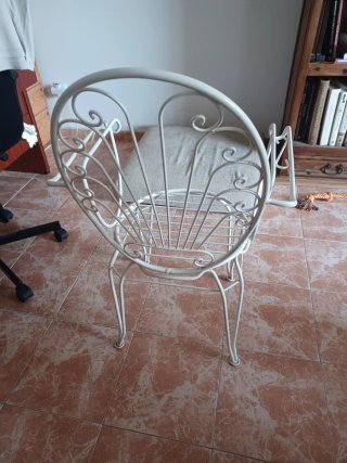 Sillas de metal blancas para terraza