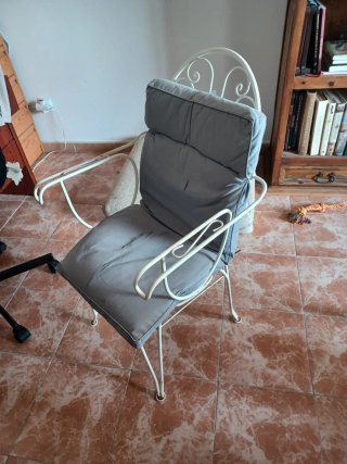 Sillas de metal blancas para terraza