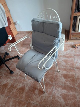 Sillas de metal blancas para terraza