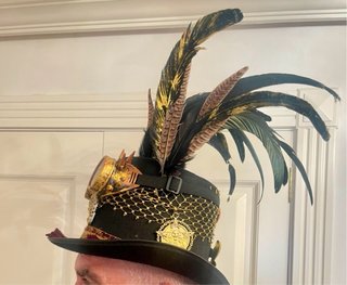 Sombrero de copa negro con adornos dorados