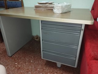 Escritorio madera y metal con cajonera